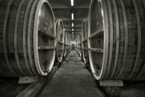 Jägermeister reift in Eichenfässern: Dann wird er in die charakteristischen 0,7-Liter-Flaschen abgefüllt. (© Mast-Jägermeister SE)