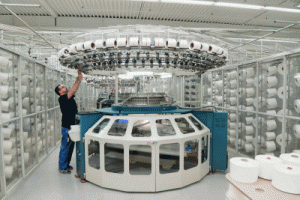 Strickmaschine in Albstadt: Mey stellt über 80 prozent der Stoffe selbst her (© Mey GmbH & Co. KG)