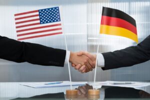 Übernahme von deutschen Unternehmen in die USA. Benedikt Ibing von der Pegasus Group spricht über Chancen und Herausforderungen.