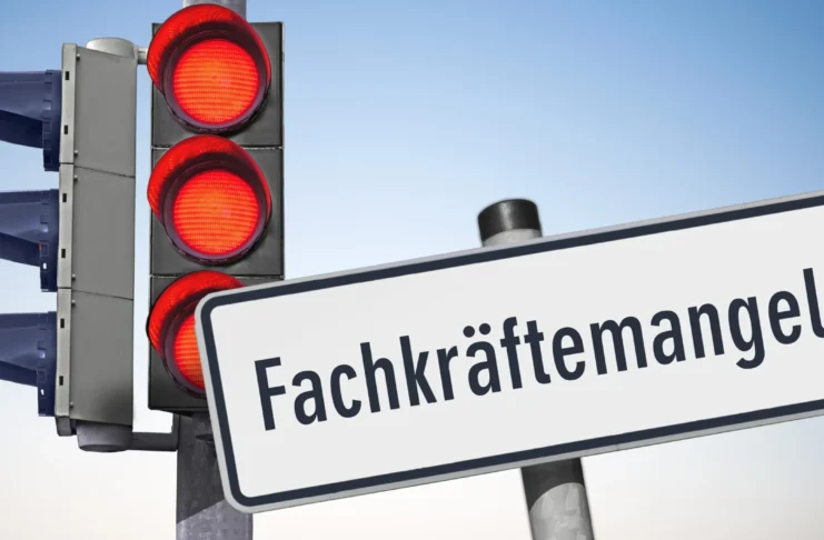 Die Zahlen sprechen eine deutliche Sprache: Der Fachkräftemangel kostet die Wirtschaft jährlich 49 Milliarden Euro an Produktionskapazitäten.